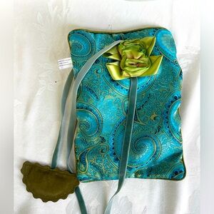 Vintage boutique travel case NEW
Great for jewelry or anything special